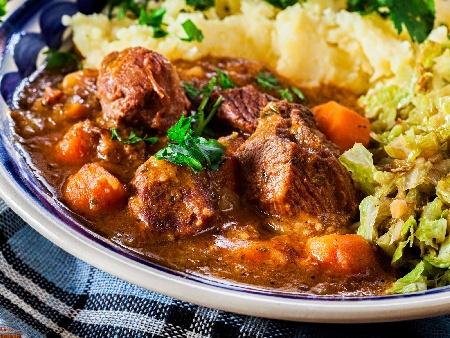 Ирландска яхния от телешко месо, тъмна бира и домати - снимка на рецептата